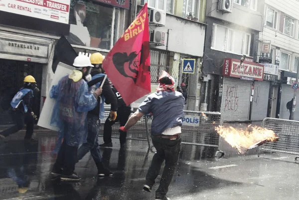 TURQUÍA, Estambul: La policía turca utilizó cañones de agua y gases lacrimógenos —  Fotos de Stock