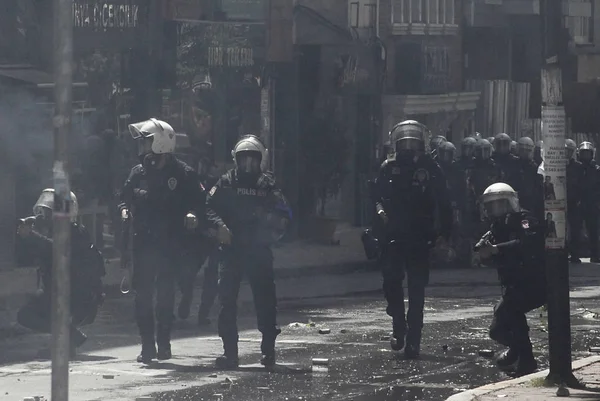 Turkiet, Istanbul: turkiska polisen används vattenkanon och tårgas t — Stockfoto