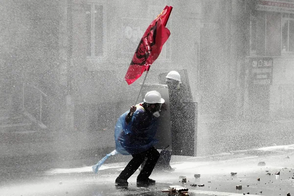 Туреччина, Стамбул: Турецька поліція використовувала воду Canon і сльозоточивий газ t — стокове фото