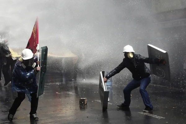 Törökország, Isztambul: török rendőrség használt víz Kánon és könnygáz t — Stock Fotó