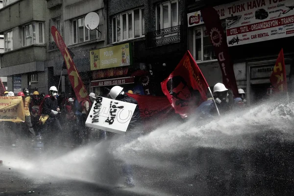 Turkiet, Istanbul: turkiska polisen används vattenkanon och tårgas t — Stockfoto