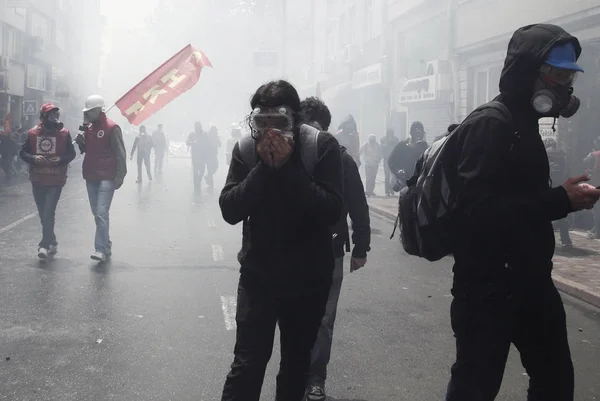 トルコ、イスタンブール:トルコ警察は水のキヤノンと催涙ガスtを使用しました — ストック写真