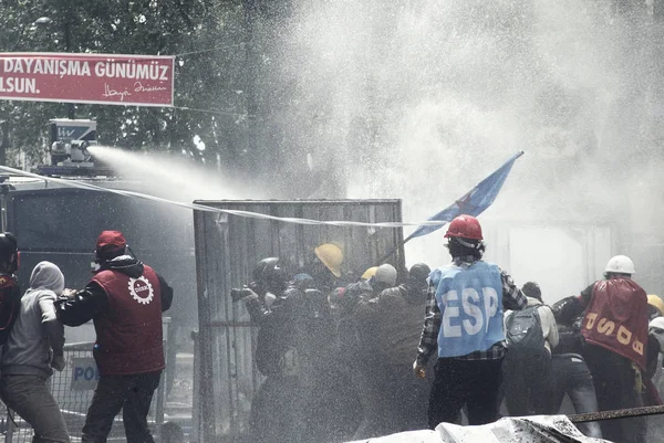 Türkei, Istanbul: Türkische Polizei setzte Wasserwerfer und Tränengas ein — Stockfoto