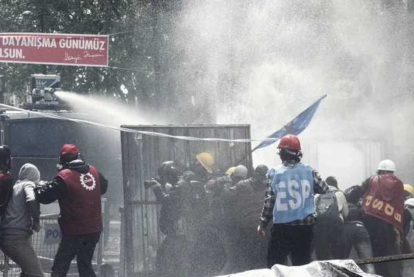 Törökország, Isztambul: török rendőrség használt víz Kánon és könnygáz t — Stock Fotó