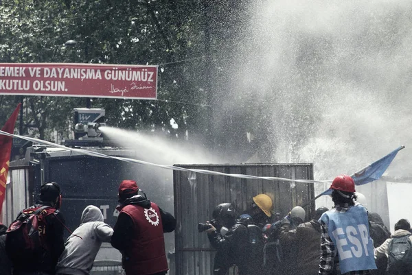 TURQUÍA, Estambul: La policía turca utilizó cañones de agua y gases lacrimógenos —  Fotos de Stock