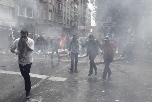 TURKEY, Istanbul: Turkish police used water canon and tear gas t — Stock Photo, Image