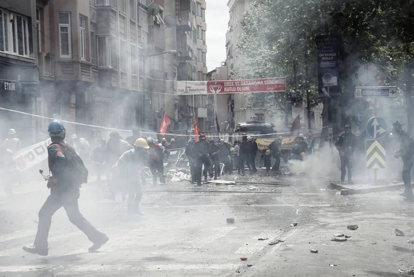 トルコ、イスタンブール:トルコ警察は水のキヤノンと催涙ガスtを使用しました — ストック写真