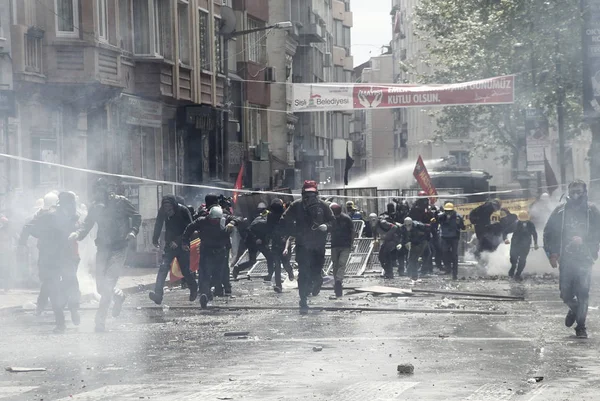 Türkiye, İstanbul: Türk polisi su kanonu ve göz yaşartıcı gaz kullandı — Stok fotoğraf