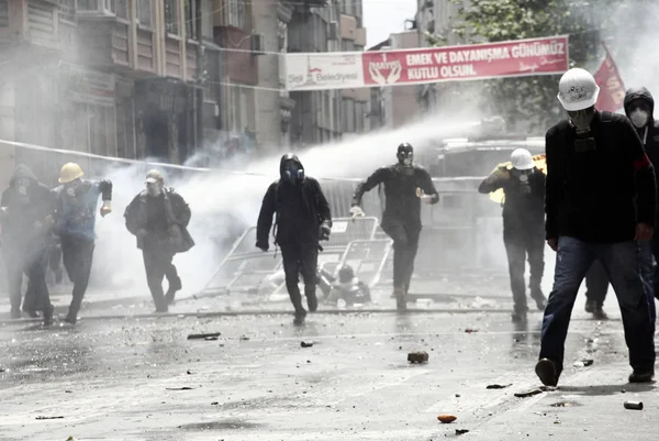 土耳其，伊斯坦布尔：土耳其警方使用水罐和催泪瓦斯t — 图库照片