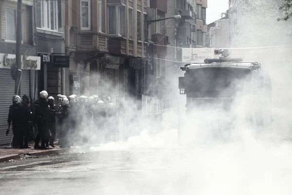 TURKEY, Istanbul: Turkish police used water canon and tear gas t — Stock Photo, Image