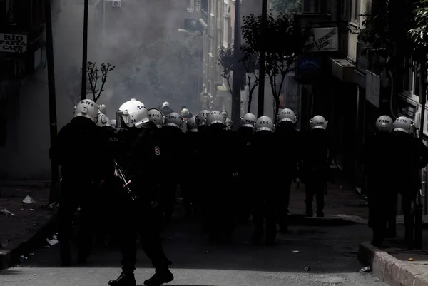 터키, 이스탄불 : 터키 경찰은 물 캐논과 최루 가스를 사용 했습니다. — 스톡 사진