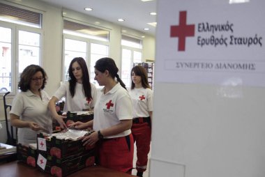 Yunan Kızılhaç Bölümü gönüllüleri, Giritli çiftçiler tarafından Selanik'te muhtaç ailelere bağışlanan sebzeler dağıttı, Yunanistan 1 Haziran 2013