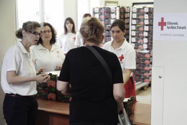 Yunan Kızılhaç Bölümü gönüllüleri, Giritli çiftçiler tarafından Selanik'te muhtaç ailelere bağışlanan sebzeler dağıttı, Yunanistan 1 Haziran 2013