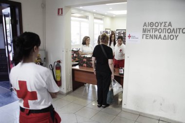 Yunan Kızılhaç Bölümü gönüllüleri, Giritli çiftçiler tarafından Selanik'te muhtaç ailelere bağışlanan sebzeler dağıttı, Yunanistan 1 Haziran 2013