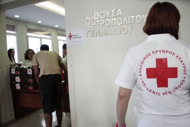 Yunan Kızılhaç Bölümü gönüllüleri, Giritli çiftçiler tarafından Selanik'te muhtaç ailelere bağışlanan sebzeler dağıttı, Yunanistan 1 Haziran 2013