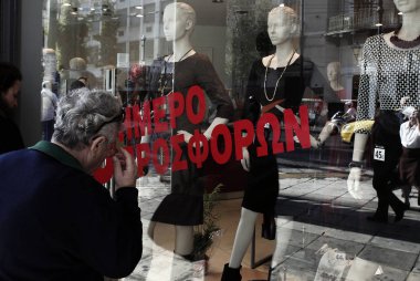 Atina'da ana alışveriş caddesinde alışveriş, Yunanistan Kasım'da 1, 2013