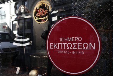 Atina'da ana alışveriş caddesinde alışveriş, Yunanistan Kasım'da 1, 2013.