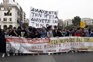 Öğrenciler 3 Kasım 2014 tarihinde Selanik, Yunanistan'da eğitim politikasına karşı bir protesto sırasında yürüyüş