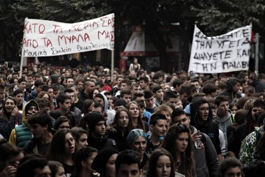 Öğrenciler 3 Kasım 2014 tarihinde Selanik, Yunanistan'da eğitim politikasına karşı bir protesto sırasında yürüyüş