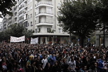 Öğrenciler 3 Kasım 2014 tarihinde Selanik, Yunanistan'da eğitim politikasına karşı bir protesto sırasında yürüyüş