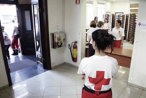 Yunan Kızılhaç Bölümü gönüllüleri, Giritli çiftçiler tarafından Selanik'te muhtaç ailelere bağışlanan sebzeler dağıttı, Yunanistan 1 Haziran 2013
