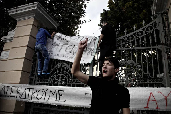 2014년 11월 그리스 테살로니키에서 정책에 반대하는 시위를 학생들 — 스톡 사진