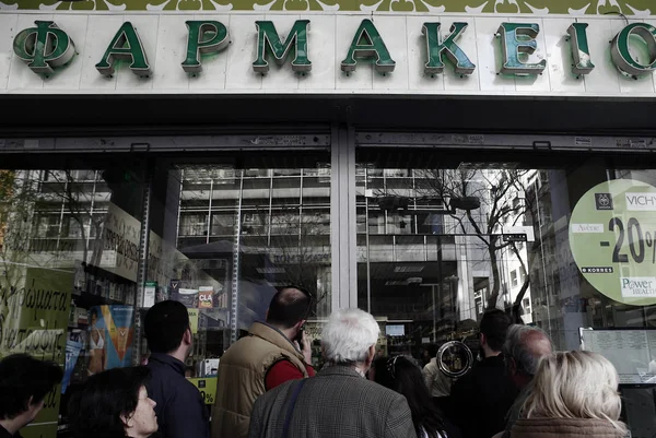2014年3月28日 ギリシャのアテネでギリシャの薬剤師による24時間ストライキ中に 顧客は薬局の外に並ぶ — ストック写真