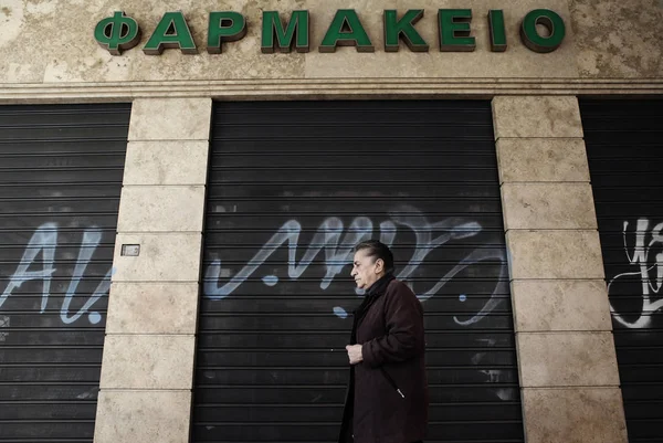 2014年3月28日 ギリシャのアテネでギリシャの薬剤師による24時間ストライキ中の閉鎖された薬局 — ストック写真