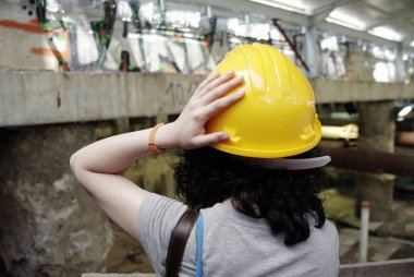 Arkeologlar ve Metro inşaat şirketi çalışanları halka Selanik Temmuz 4, 2013 kuzey Yunan liman kenti antik kalıntıları mevcut
