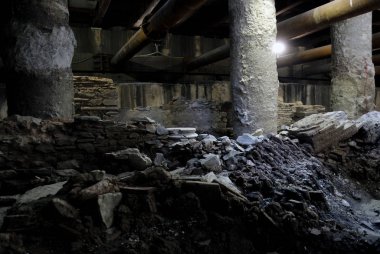 Arkeologlar ve Metro inşaat şirketi çalışanları halka Selanik Temmuz 4, 2013 kuzey Yunan liman kenti antik kalıntıları mevcut