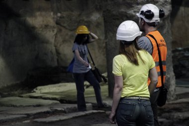 Arkeologlar ve Metro inşaat şirketi çalışanları halka Selanik Temmuz 4, 2013 kuzey Yunan liman kenti antik kalıntıları mevcut