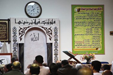 Müslümanlar Ramazan Bayramı kutlamaları sırasında dua, Atina'da Kurban Bayramı, Ekim'de Yunanistan 4 2014