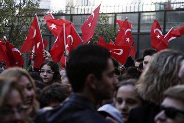 Türkiye Cumhuriyeti'nin kurucusu Mustafa Kemal Atatürk'ün 10 Kasım 2014 tarihinde Yunanistan'ın Selanik kentinde ki müzesinde düzenlenen anma törenine katılanlar