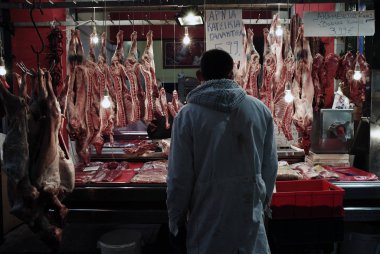 Tüketiciler Selanik'te bir kamu pazarında yürümek, Yunanistan Nisan'da 4, 2014