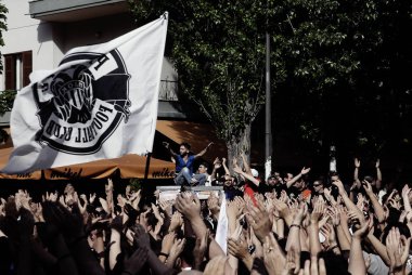 Paok futbol kulübü taraftarları Selanik'te Yunan hükümetinden yeni spor yasası reformu karşı bir protesto mitingi sırasında sloganlar ve dalga bayrakları, Yunanistan Mayıs'ta 17, 2014.
