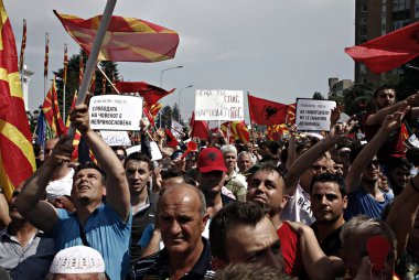 17 Mayıs 2015'te Makedonya'nın Başkenti Üsküp'te hükümet dairelerine doğru yürüyen Başbakan Nikola Gruevski'ye karşı düzenlenen protesto gösterisinde ellerinde Makedon bayrağı ve pankartları bulunan protestocular