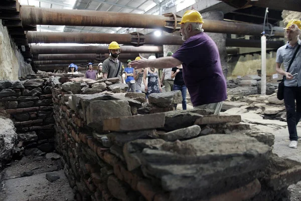 Archeologové Zaměstnanci Městské Stavební Společnosti Prezentovat Veřejnosti Starověké Zříceniny Severním — Stock fotografie