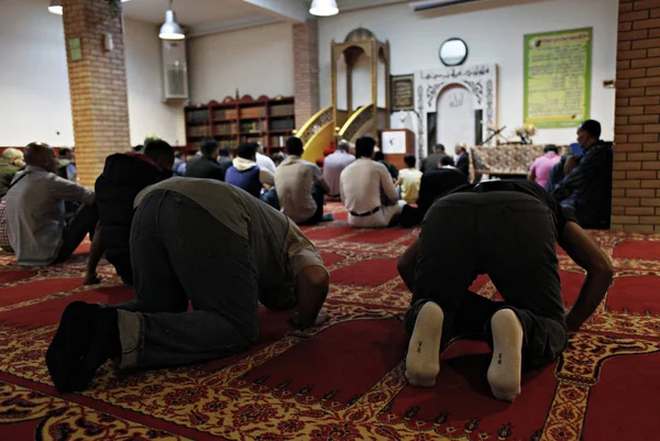 Los Musulmanes Rezan Durante Celebración Eid Fitr Fiesta Del Sacrificio — Foto de Stock