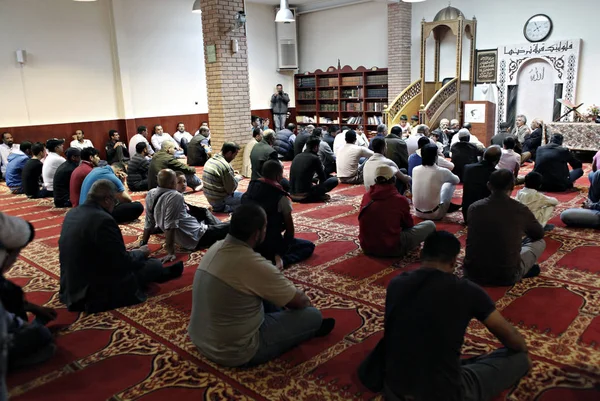 Moslims Bidden Tijdens Viering Van Eid Fitr Het Feest Van — Stockfoto