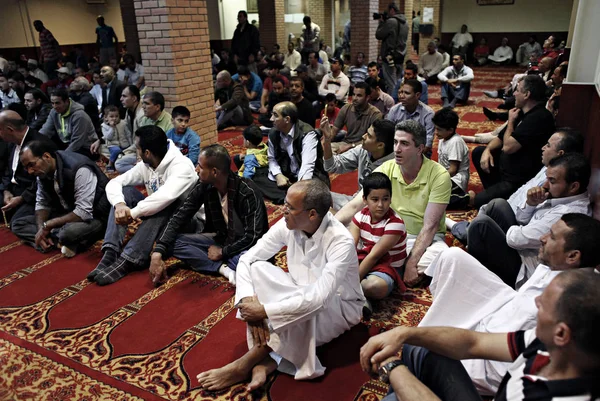 Moslims Bidden Tijdens Viering Van Eid Fitr Het Feest Van — Stockfoto