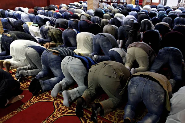 Moslims Bidden Tijdens Viering Van Eid Fitr Het Feest Van — Stockfoto