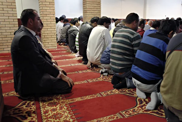 Moslims Bidden Tijdens Viering Van Eid Fitr Het Feest Van — Stockfoto