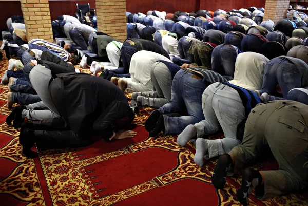 Moslims Bidden Tijdens Viering Van Eid Fitr Het Feest Van — Stockfoto