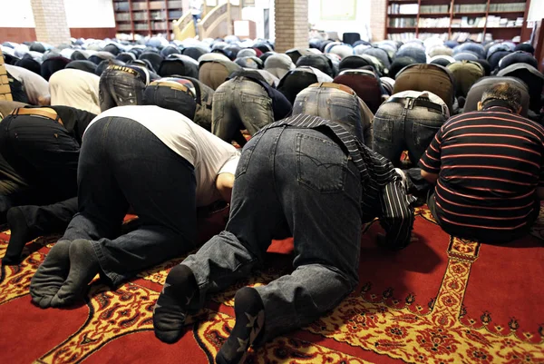 2014年10月4日 在希腊雅典举行的开斋节庆典上 穆斯林祈祷 — 图库照片