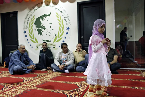 Muzulmánok Imádkoznak Alatt Ünnepe Eid Fitr Ünnep Áldozat Athénban Görögországban — Stock Fotó