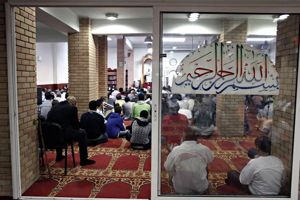 Muzulmánok Imádkoznak Alatt Ünnepe Eid Fitr Ünnep Áldozat Athénban Görögországban — Stock Fotó