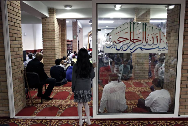 Los Musulmanes Rezan Durante Celebración Eid Fitr Fiesta Del Sacrificio — Foto de Stock