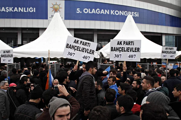 正義と開発党 Akp の支持者は 2015年2月8日にトルコのイスタンブールで選挙集会に集まり 2015年2月8日にトルコのイスタンブールで行われました — ストック写真