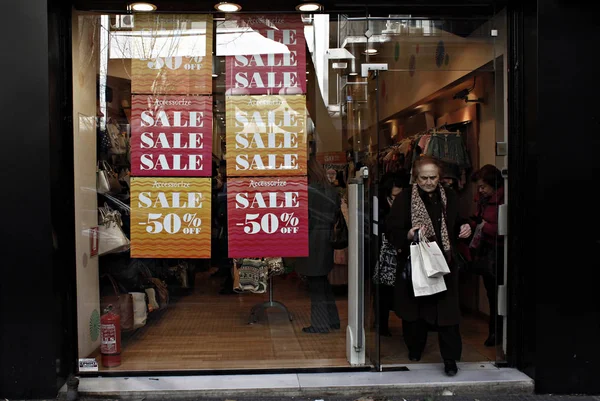 2015年1月12日 希腊塞萨洛尼基主要购物街的购物者 — 图库照片