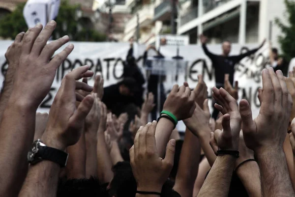2014年5月17日 在希腊塞萨洛尼基 Paok足球俱乐部球迷在反对希腊政府新体育法改革的抗议集会上高呼口号和挥舞旗帜 — 图库照片